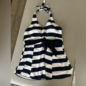 Adorable and roomy size XL bathing suit top in white and navy. Shelf bra.